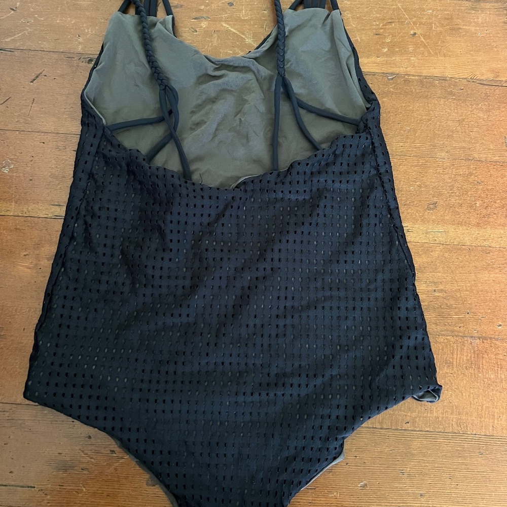Rare acacia sz small fits like medium blk mesh